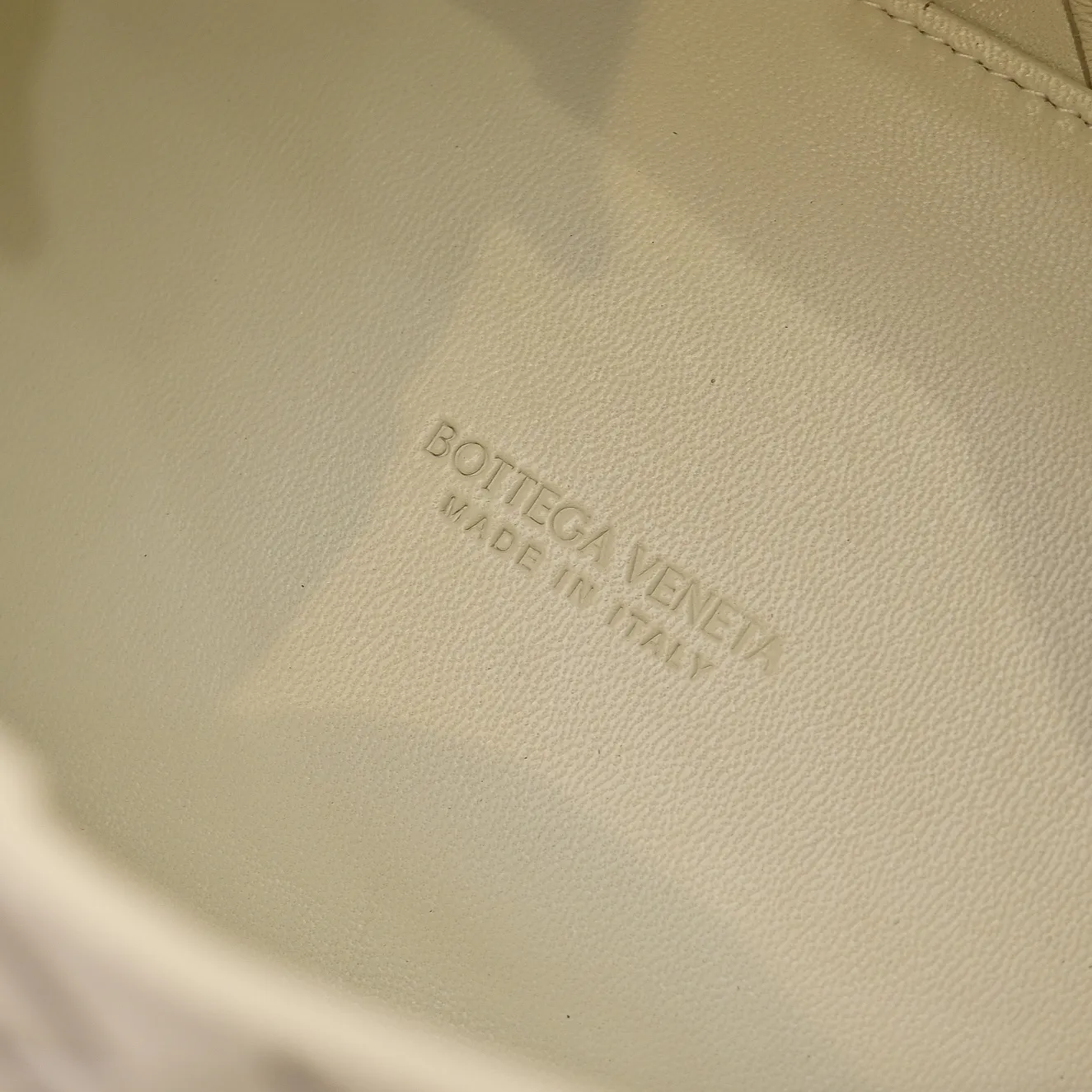 Batch 2060 BOTTEGA VENETA 2025 Autumn New Product Medium Parachuta The long-awaited new medium parachuta is here, with a unique appearance and iconic metal knots, and a whole piece of leather folds the four corners into a parachute shape! The exquisite Knot metal buckle is like putting jewelry on a bag. It is high-end and elegant. Its super capacity can hold all your things! The overall effect of this bag is very different from before. It is neither too delicate to provide a large capacity nor too bulky because of its practicality. It simply provides a perfectly suitable bag for casual and simple people👜 Style number: 5921 Size: 29.5*18.5*17.5cm